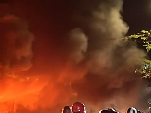 Dãy ki-ốt ở Bình Dương cháy dữ dội trong đêm