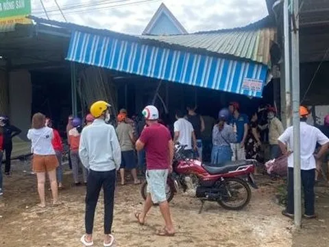 Va chạm trên đường Hồ Chí Minh, xe tải lao vào nhà dân