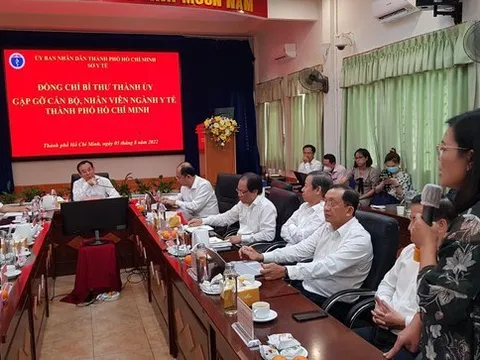 Gặp Bí thư TPHCM, giám đốc bệnh viện bật khóc khi nói về thu nhập của y bác sĩ