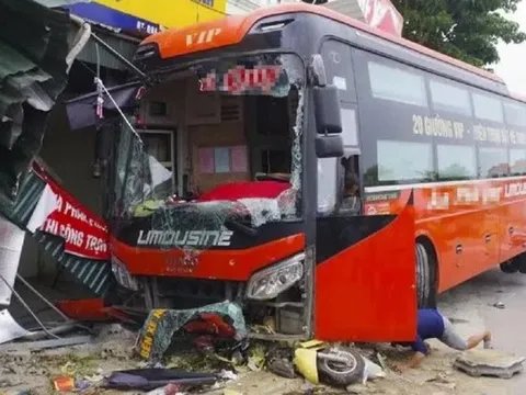 CLIP: Xe khách tông hàng loạt xe máy, 4 người thương vong