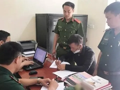 Người bố lột đồ con gái treo lên trần nhà đánh đập đã ra trình diện