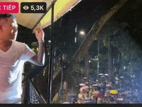 Tuấn Hưng hát ở ban công nhà riêng, hàng nghìn khán giả "đội mưa" xem