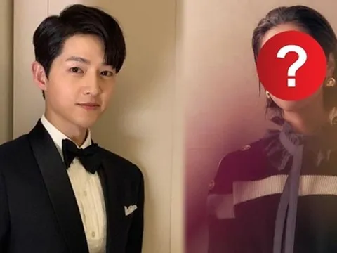 Đóa hoa nở muộn nỗ lực đi lên từ vai phụ, đổi đời nhờ quan hệ đặc biệt với Song Joong Ki?