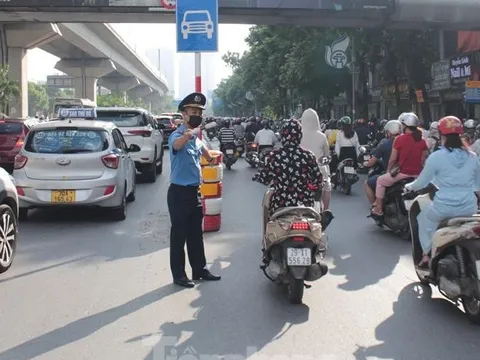 Giao thông lộn xộn, ùn ứ sau khi phân làn xe ở đường Nguyễn Trãi