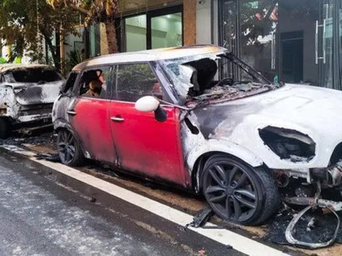 Ô tô bốc cháy như đuốc ở thành phố Lào Cai