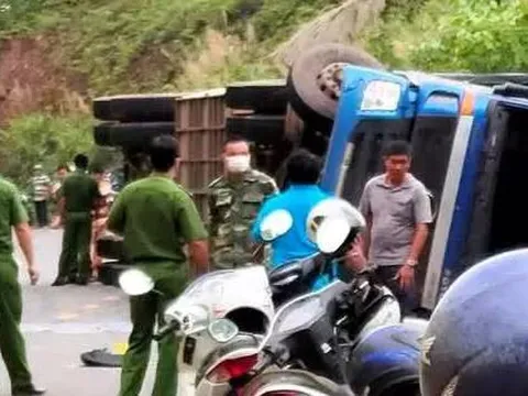 Hai anh em đi xe máy bị xe container lật đè chết trên đèo Con Ó