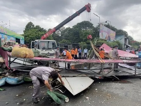 TP.HCM: Cổng chào công viên nước Đầm Sen đổ sập xuống đường, nhiều người bỏ chạy