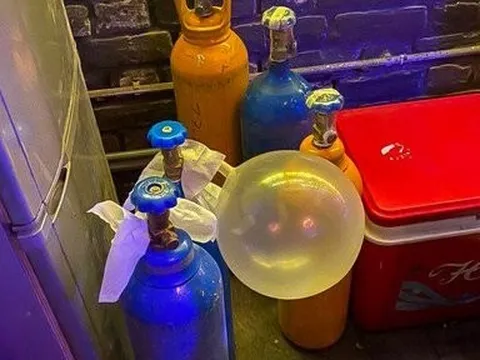 Hà Nội: Xử lý 13 quán bar bán “bóng cười”