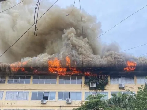 Cháy lớn tại tòa nhà 5 tầng ở Hà Nội