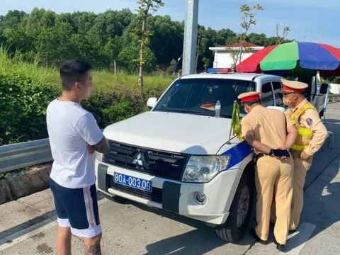 Phát hiện tài xế sử dụng “thuốc lắc” và không có giấy phép lái xe