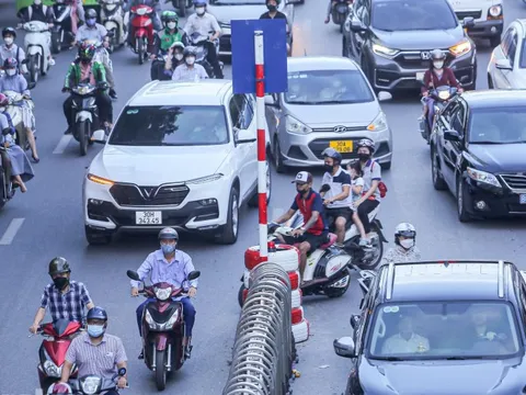 Xe máy 'tạt' 4 làn ô tô để quay đầu trên đường Nguyễn Trãi