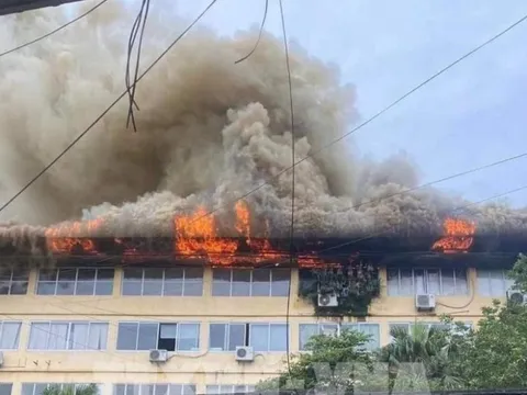 Hà Nội: Cháy lớn tại tòa nhà văn phòng 109 Trường Chinh