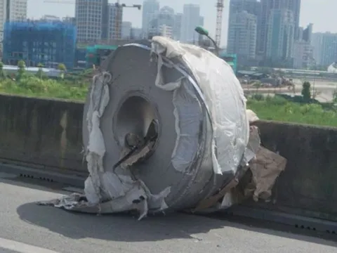 Siết chặt việc chở hàng hóa sau vụ cuộn thép rơi lún mặt đường