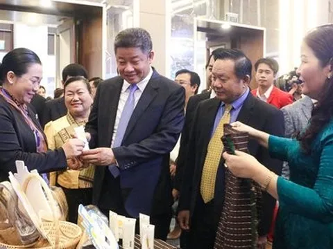 Khai mạc triển lãm ảnh và trưng bày hàng hóa Hà Nội - Viêng Chăn