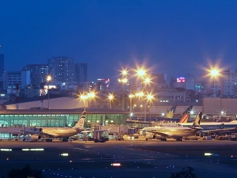 Nhiều chuyến bay bị hủy do ảnh hưởng của bão số 2