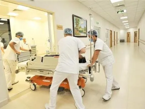 Bỏ 5-7 triệu mua "một trận cười", cô gái liệt nửa người, yếu chi, phải nhập viện cấp cứu