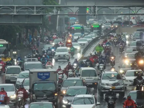 Người Hà Nội vật vã đi làm trong cơn mưa kéo dài do ảnh hưởng của bão