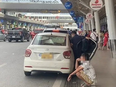 Vẫn còn cảnh chèo kéo, bắt khách sai quy định tại sân bay Tân Sơn Nhất