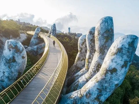 Phim Mỹ "The Sandman" lấy cảm hứng từ Cầu Vàng ở Đà Nẵng