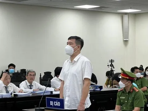 Hầu tòa vì cáo buộc nhận hối lộ, cựu Đại tá Công an xin đổi kiểm sát viên