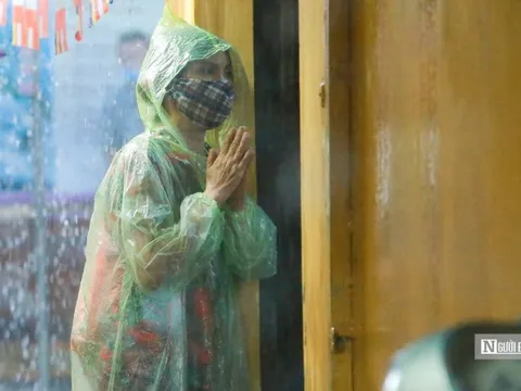 Người dân đội mưa đi lễ rằm tháng 7 Âm lịch