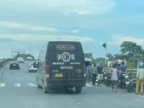 Băng qua đường sắt không rào chắn, 2 mẹ con bị tàu tông tử vong