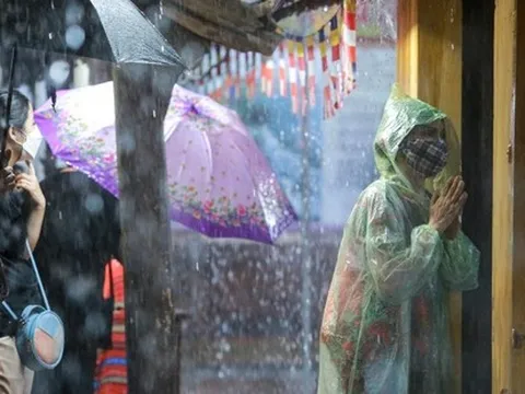 Ảnh: Người Hà Nội đội mưa dự lễ Vu lan ở chùa Phúc Khánh