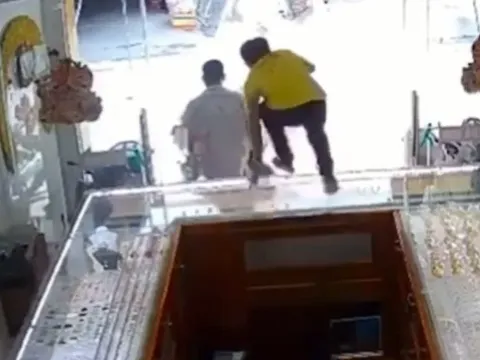 Điều tra vụ nghi cướp giật tiệm vàng ở Tp.HCM