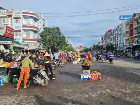 Hậu Giang: Chợ tự phát trên Tỉnh lộ 925 gây mất an toàn giao thông