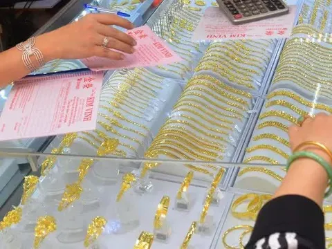 Giá vàng hôm nay 13-8: Vàng thế giới tăng mạnh, trong nước biến động nhỏ giọt