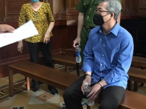 Hai bao tiền mặt trong phòng làm việc của một Giám đốc ngân hàng