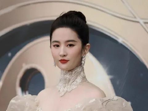 Lưu Diệc Phi xuất hiện lộng lẫy tại “Đêm hội Điện ảnh Weibo”