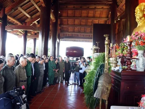 Chủ tịch Hồ Chí Minh với thương binh, bệnh binh và gia đình liệt sĩ