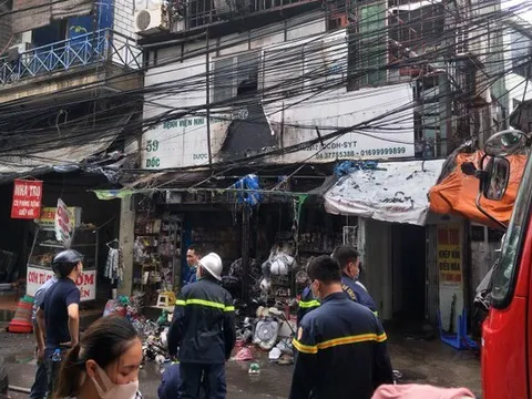 Ngôi nhà 3 tầng gần cổng Bệnh viện Nhi cháy ngùn ngụt