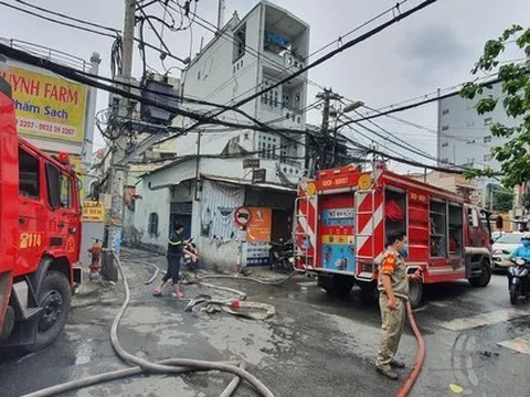 TPHCM: Cháy nhà cao tầng trong khu dân cư, 3 nạn nhân mắc kẹt được giải cứu