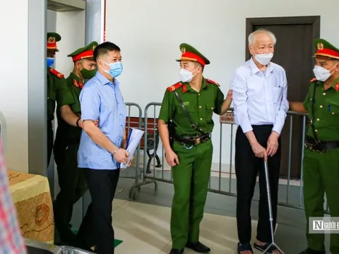 Cựu Chủ tịch Tổng công ty 3-2 chống gậy tới hầu tòa