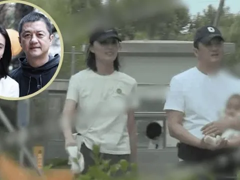 Lý Á Bằng bế con đi chơi, hạnh phúc sánh đôi bên bà xã kém 19 tuổi