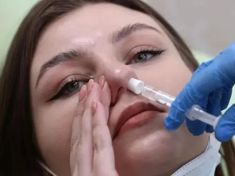 Vắc xin ngừa COVID-19 dạng xịt mũi của Nga chống lại tất cả các biến thể virus