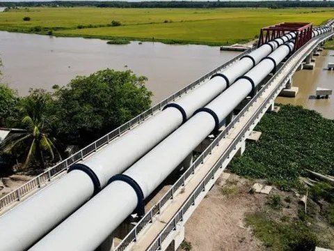 Đường ống thép khổng lồ đưa nước từ hồ Dầu Tiếng đến 2 huyện biên giới