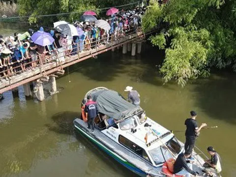 Ảnh: Đội cứu hộ và hàng trăm người dân cùng tìm kiếm cô gái mất tích tại Hà Nội