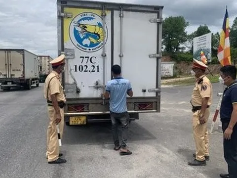 Thừa Thiên-Huế: Bắt giữ tài xế chở hàng nghìn gói thuốc lá lậu