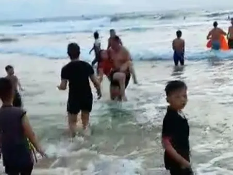 Một người tử vong vì kiệt sức sau khi cứu người tắm biển