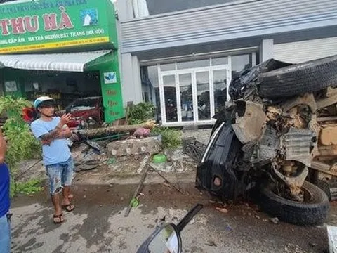 Cà Mau: Ô tô 7 chỗ mất lái tông vợ chồng chủ tiệm trà thương vong