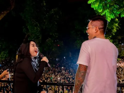 Đang đắt show, vì sao Tuấn Hưng lại hát miễn phí trên ban công phố cổ?