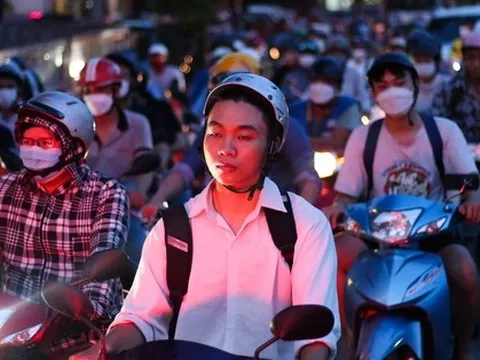 Hà Nội: Đường gom đại lộ Thăng Long tắc cứng vào giờ cao điểm, người dân mệt mỏi khi đi vài trăm mét mất cả tiếng đồng hồ