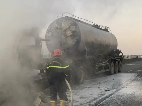 Xe bồn bốc cháy ngùn ngụt ở cầu Phú Mỹ, giao thông ùn tắc cục bộ