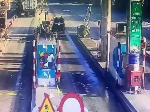 Ôtô tông sập barie trạm thu phí không dừng: Tài xế - nhà thầu bắt đền lẫn nhau