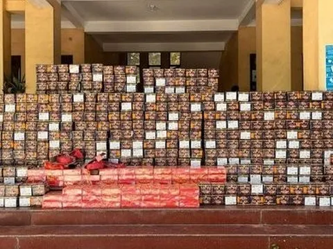 Nghệ An: Bắt "nữ quái" tàng trữ gần 1 tấn pháo nổ