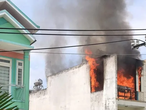 Cháy nhà ở Tp.HCM kèm tiếng nổ, nhiều người tháo chạy
