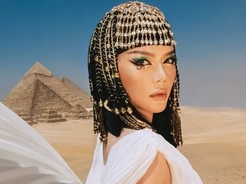 Lý Nhã Kỳ đẹp hút hồn trong bộ ảnh chụp tại Kim Tự Tháp